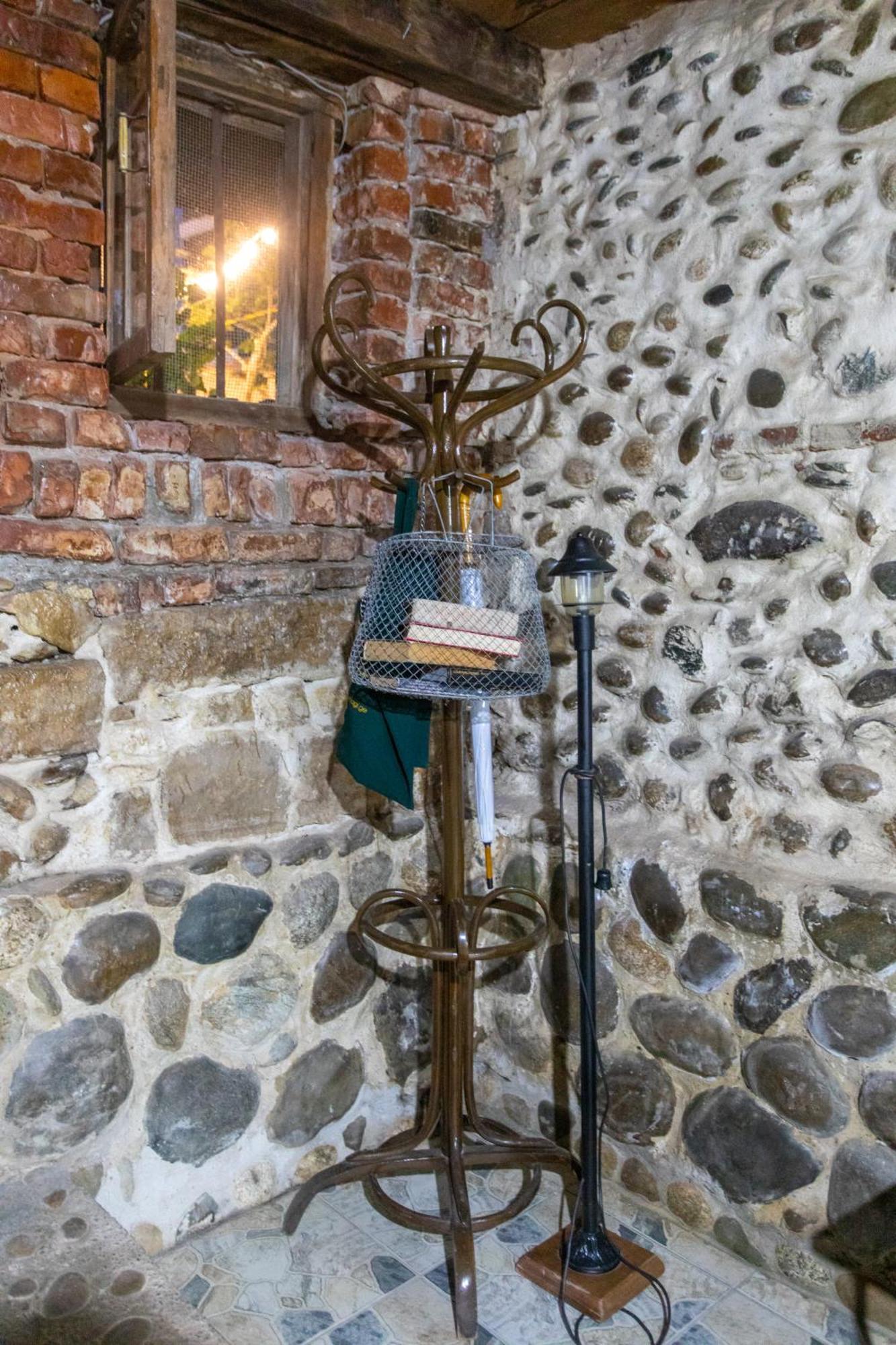 Book Hotel Kutaisi Esterno foto