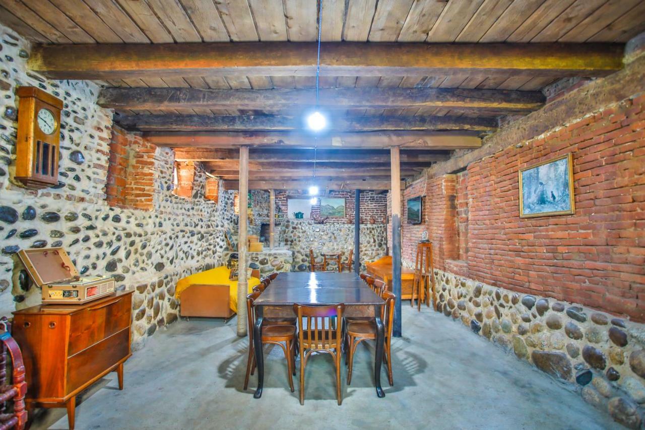 Book Hotel Kutaisi Esterno foto